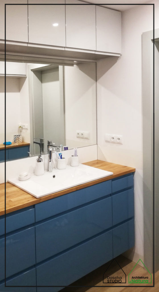 Niebiesko-szara łazienka w Gdyni Projektowanie wnętrz: Doscha STUDIO 
