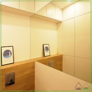 Projekt małej łazienki z ukrytą strefą gospodarczą Projektowanie wnętrz: Doscha STUDIO 